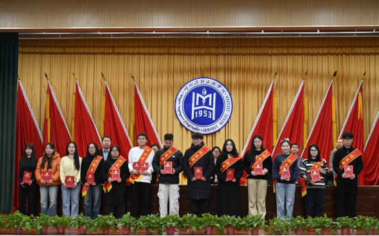 法学院召开2025年实习总结暨年终表扬大会