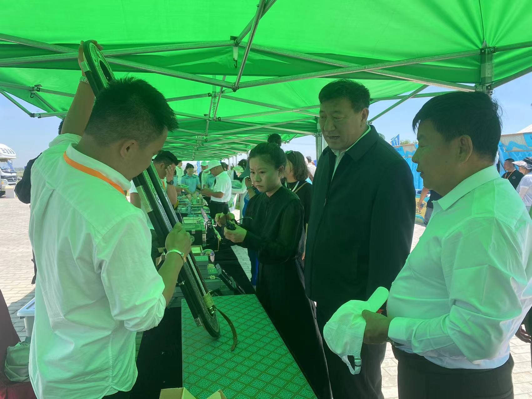 学校党委统战部、美术与设计学院加入“感党恩、听党话、跟党走”群众教育实践运动主题宣讲暨“石榴籽e起来——送政策送手艺送效劳”运动