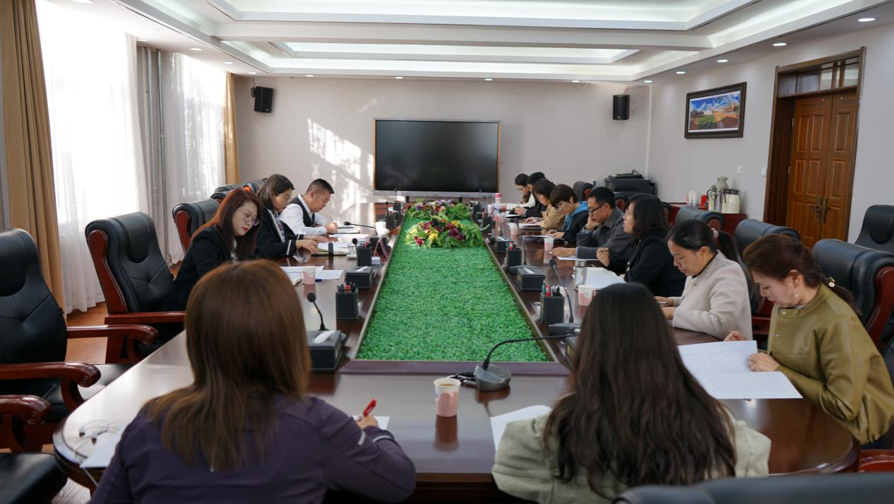 学校召开高条理人才座谈会征求第三次党代会报告意见和建议