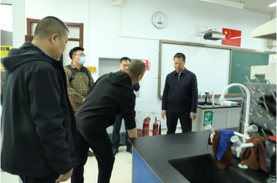 校向导带队开展五一节前校园清静检查事情