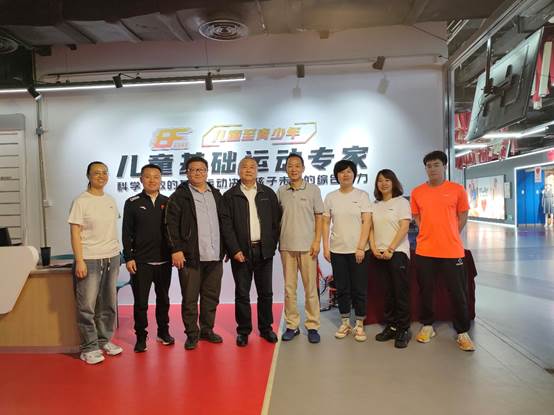 大厅里一群人站在一起形貌已自动天生