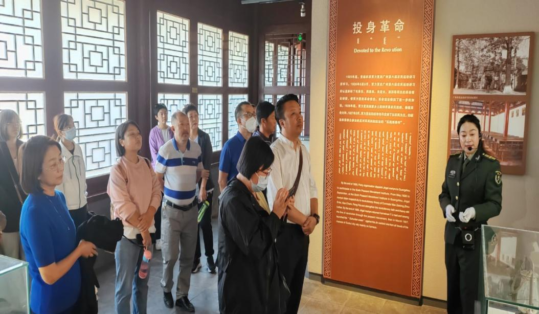 学校组织留学归国职员、党外知识分子代表赴荣耀先义士故宅和贾力更义士故宅开展“凝心铸魂强基本 团结奋进新征程”主题运动