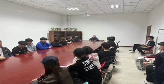 大厅里的人们形貌已自动天生