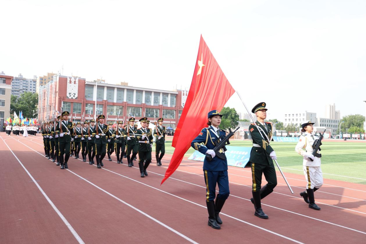 学校举行第十二届校园那达慕文化节暨第六十一届田径运动会开幕式