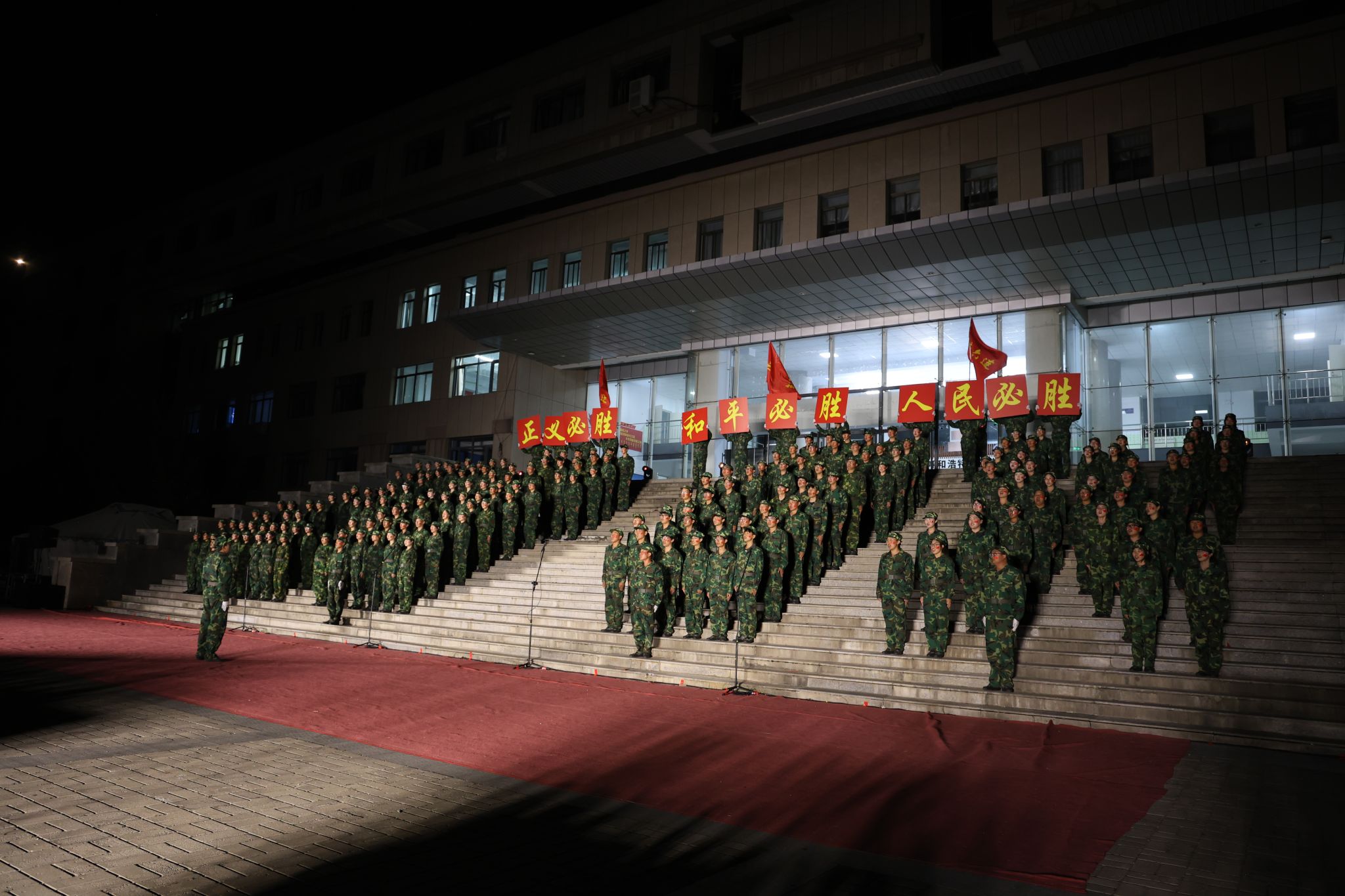 学校举行2025级新生军训歌咏角逐用歌声与光影献礼西席节