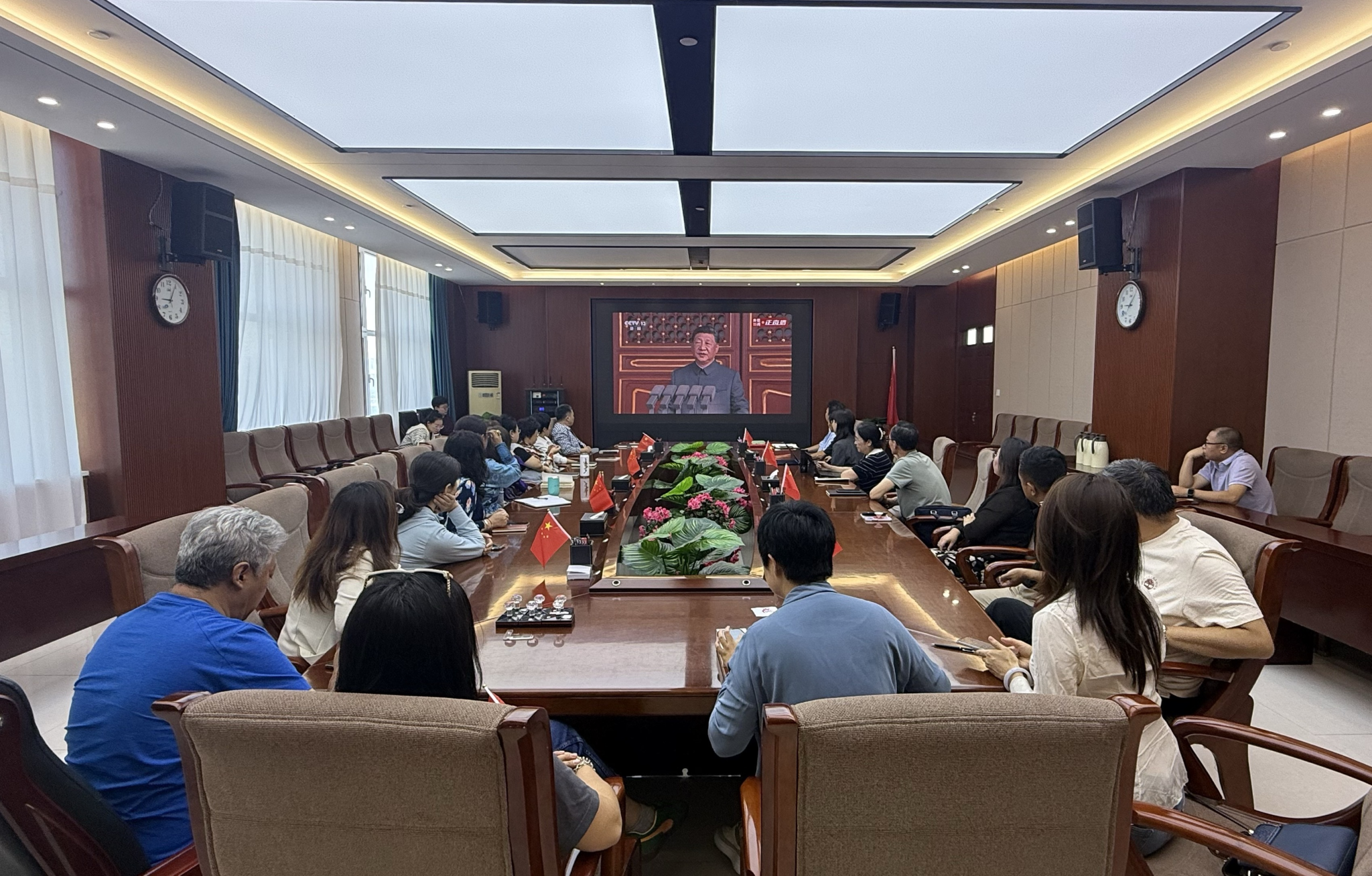 学校知联会、留联会与统战部党支部团结组织收看纪念抗战胜利80周年阅兵盛典