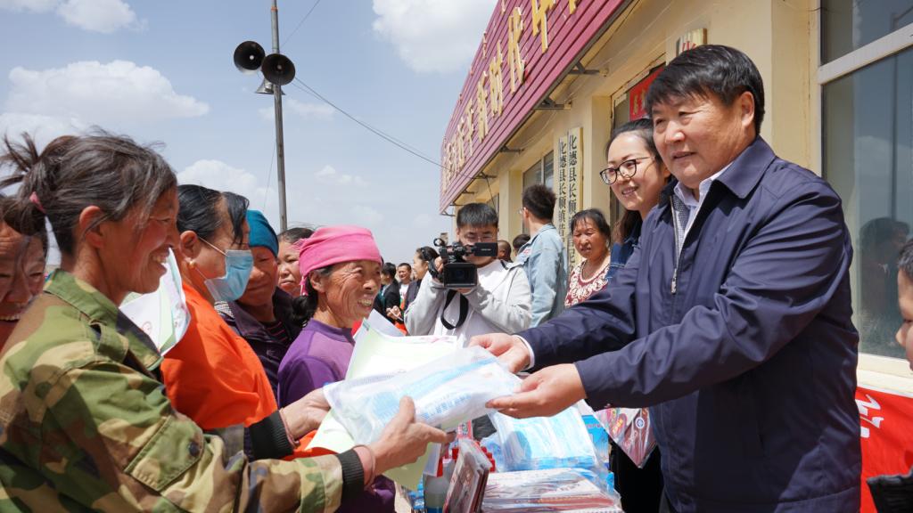 胜天国际官网团结一家亲扶贫帮困暖人心——胜天国际官网赴扶贫点开展“胜天国际官网法制宣传周”进下层运动