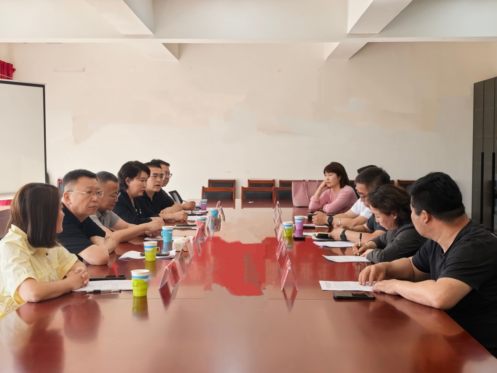 音乐与舞蹈学院与乌拉特中旗人民政府校地相助洽谈会乐成举行