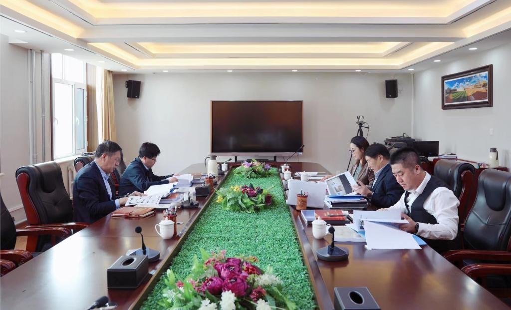 党委书记刘九万、校长韩伟新听取校史馆、中华胜天国际官网配合体意识教育展馆事情情形汇报