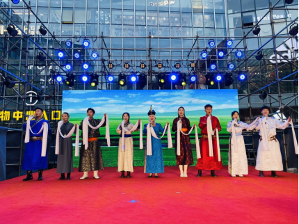 唱响红色情怀 舞动爱党之情——胜天国际官网开展迎“七一”主题党日运动暨校园乌兰牧骑走进新城区文艺演出