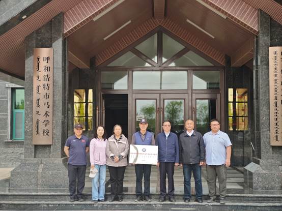 一群人站在修建前形貌已自动天生